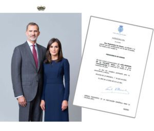 Imagen de Sus Majestades los Reyes de España, acompañada de un documento oficial en el lado derecho. A la izquierda, se muestra una fotografía de los Reyes, donde ambos posan juntos: el Rey, con traje gris y corbata roja, y la Reina, con un vestido azul oscuro. A la derecha, aparece una credencial oficial emitida por la Casa Real. En el documento, se indica que los Reyes han aceptado la Presidencia de Honor del acto central conmemorativo del Día Mundial de la Calidad 2024, que se celebrará en Madrid el 20 de noviembre bajo el lema 'Transformación'. El texto está firmado por el Jefe de la Casa de S.M. el Rey, con fecha del 6 de julio de 2024.